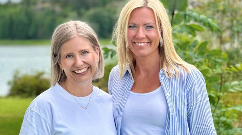 - Det er fint å la konfirmantene oppleve Guds nærvær gjennom praktiske handlinger som bønn og lystenning. Kroppen husker også, sier Jenny Marie Ågedal og Hilde Heitmann. Foto: Torill Landaasen.