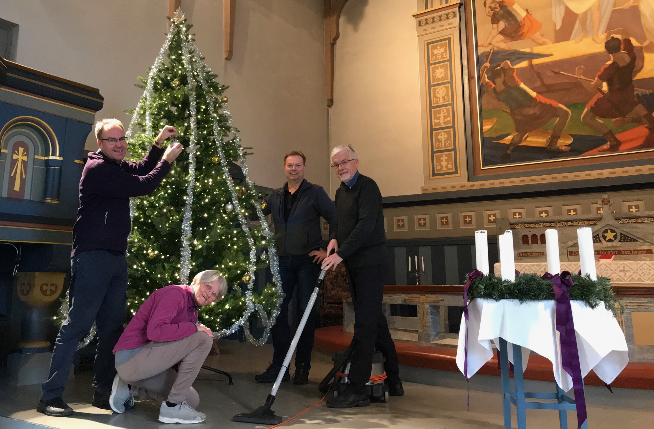 &quot;N&#229; har vi vaska golvet, og vi har pynta tre&quot;: De ansatte i Rolvs&#248;y menighet &#248;nsker velkommen til jul; daglig leder Jo Edvardsen, kirketjener Irene Pinaas, kantor Ivar S Haugen og fung. sokneprest Runo Lille&#229;sen.