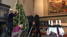 "Nå har vi vaska golvet, og vi har pynta tre": De ansatte i Rolvsøy menighet ønsker velkommen til jul; daglig leder Jo Edvardsen, kirketjener Irene Pinaas, kantor Ivar S Haugen og fung. sokneprest Runo Lilleåsen.