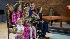 Marte Haugsrud Smedseng (37) og Morten Johan Nordahl (32) giftet seg i et drop-in-bryllup i fjor. Med i seremonien var barna Agnes (2) , Olai (6) og Inga (7). Foto: Øivind Rånes, Namdalsavisa