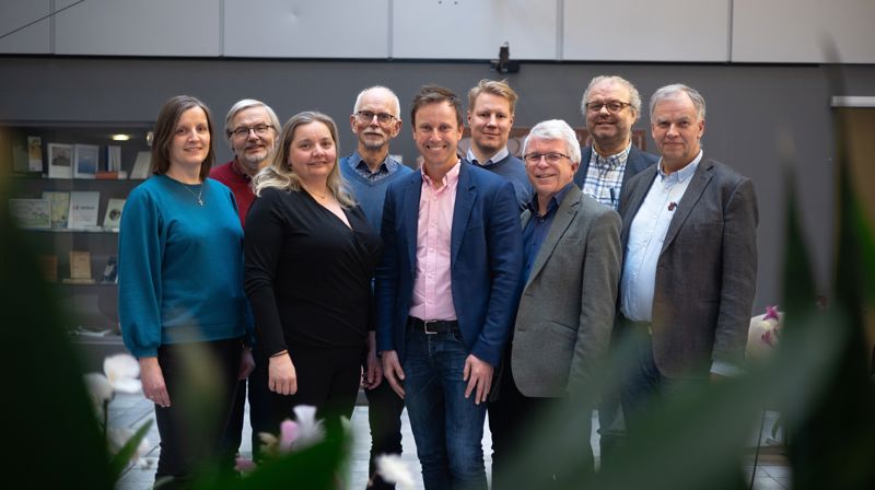 Forhandlingsdelegasjonene. Bak fra venstre: Harald Hegstad (NL), Erling Birkedal (NL), Oddgeir Sølvfæstersen (FK) og Halvard Sand (BL). Foran fra venstre: Marta Ims (NL), Karin-Elin Berg (ÅF), Gard Sandaker-Nielsen (ÅF), Jostein Ådna (FK) og Jo Hedberg (BL). Foto: Kirkerådet