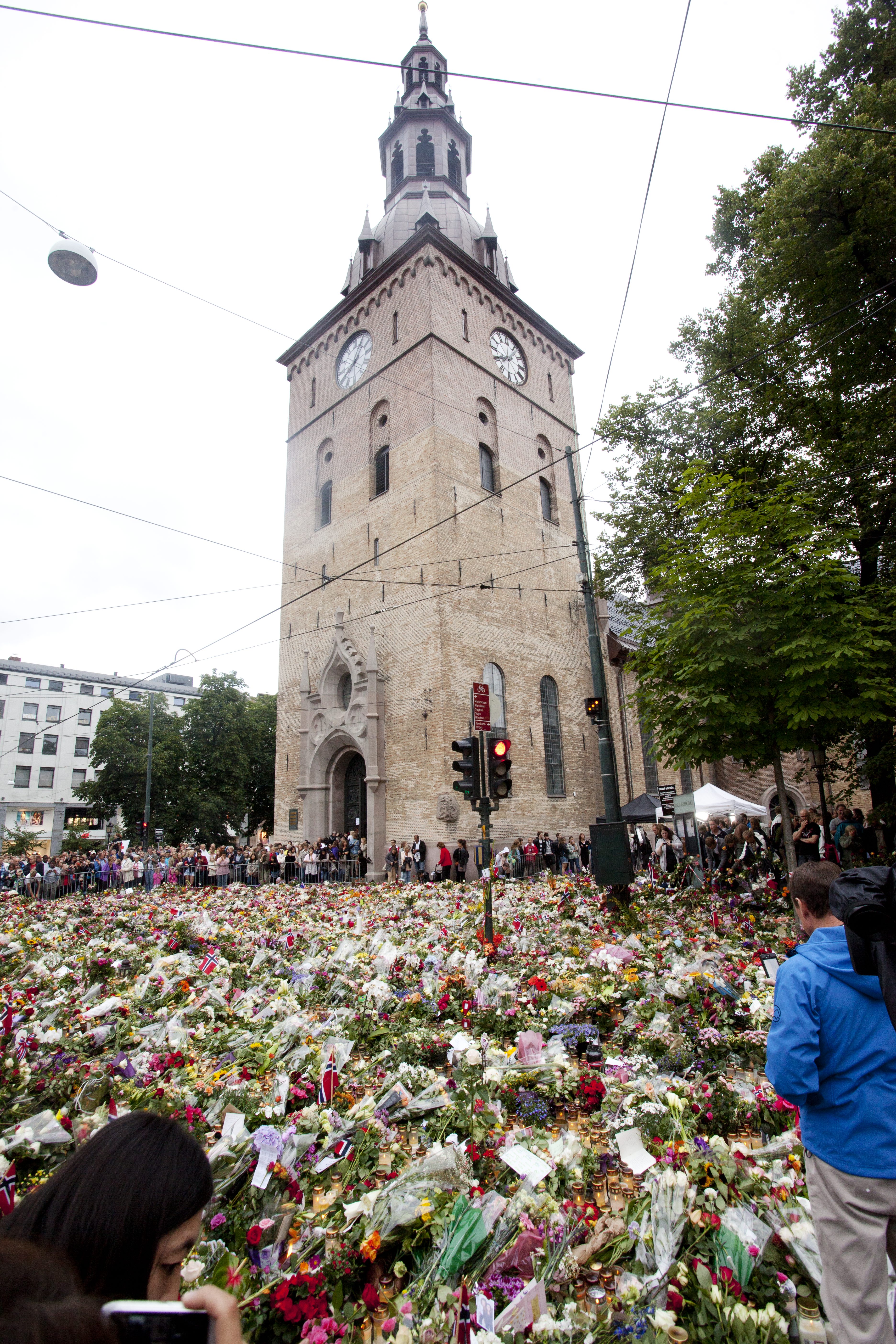 Blomsterhav utenfor Oslo domkirke i juli 2011. Foto: Pål Hermansen / NTB.