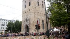 Blomsterhav utenfor Oslo domkirke i juli 2011. Foto: Pål Hermansen / NTB.
