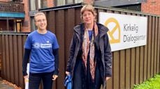 Karoline Faber og Britta Schäfer utenfor Kirkelig Dialogsenter/Dialoghuset (gamle Strømsø menighetshus). Foto: Elisabeth Helgeland Wold