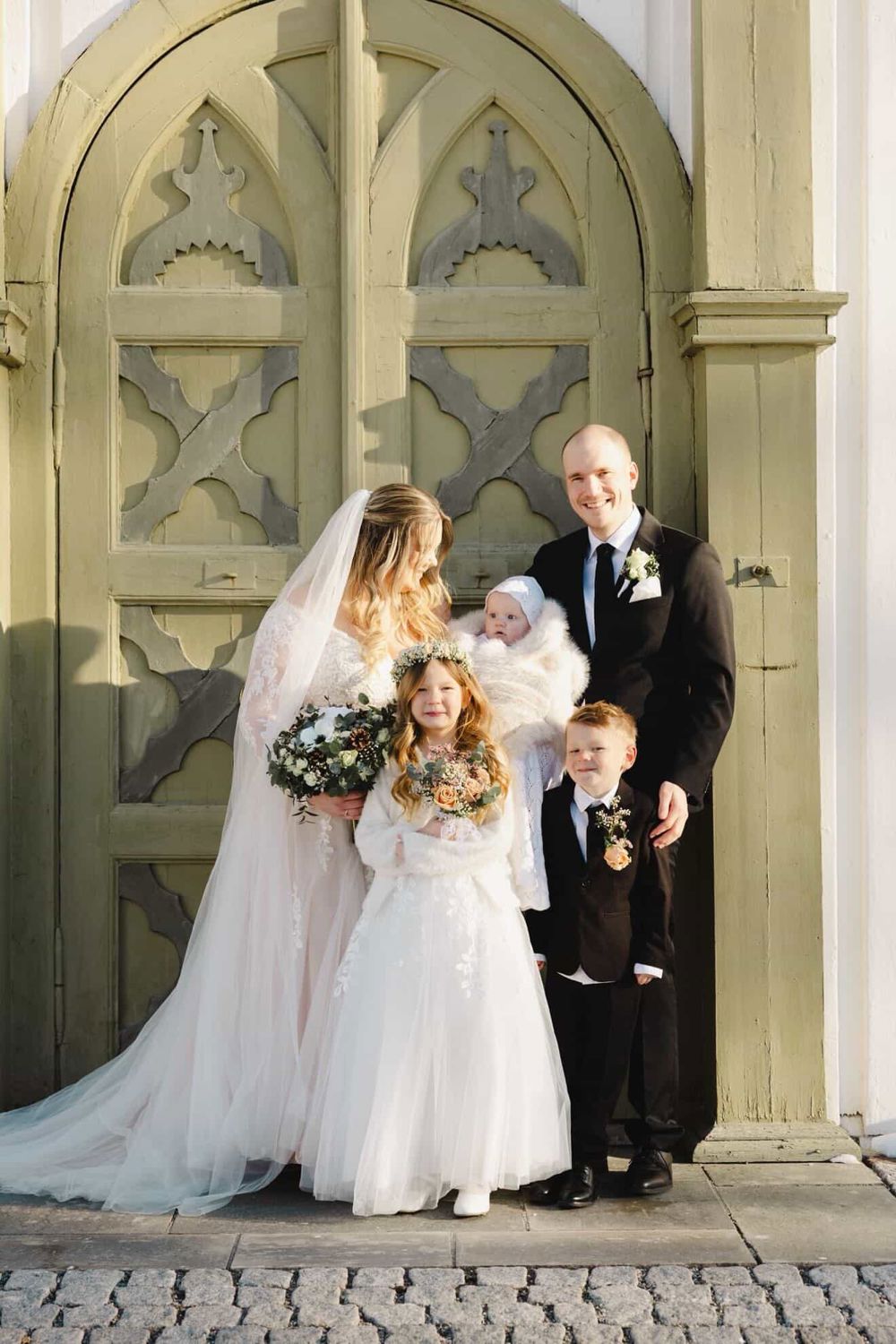 Hele familien etter overraskelsesbryllup og dåp samtidig. Foto: Lydia GP Photography