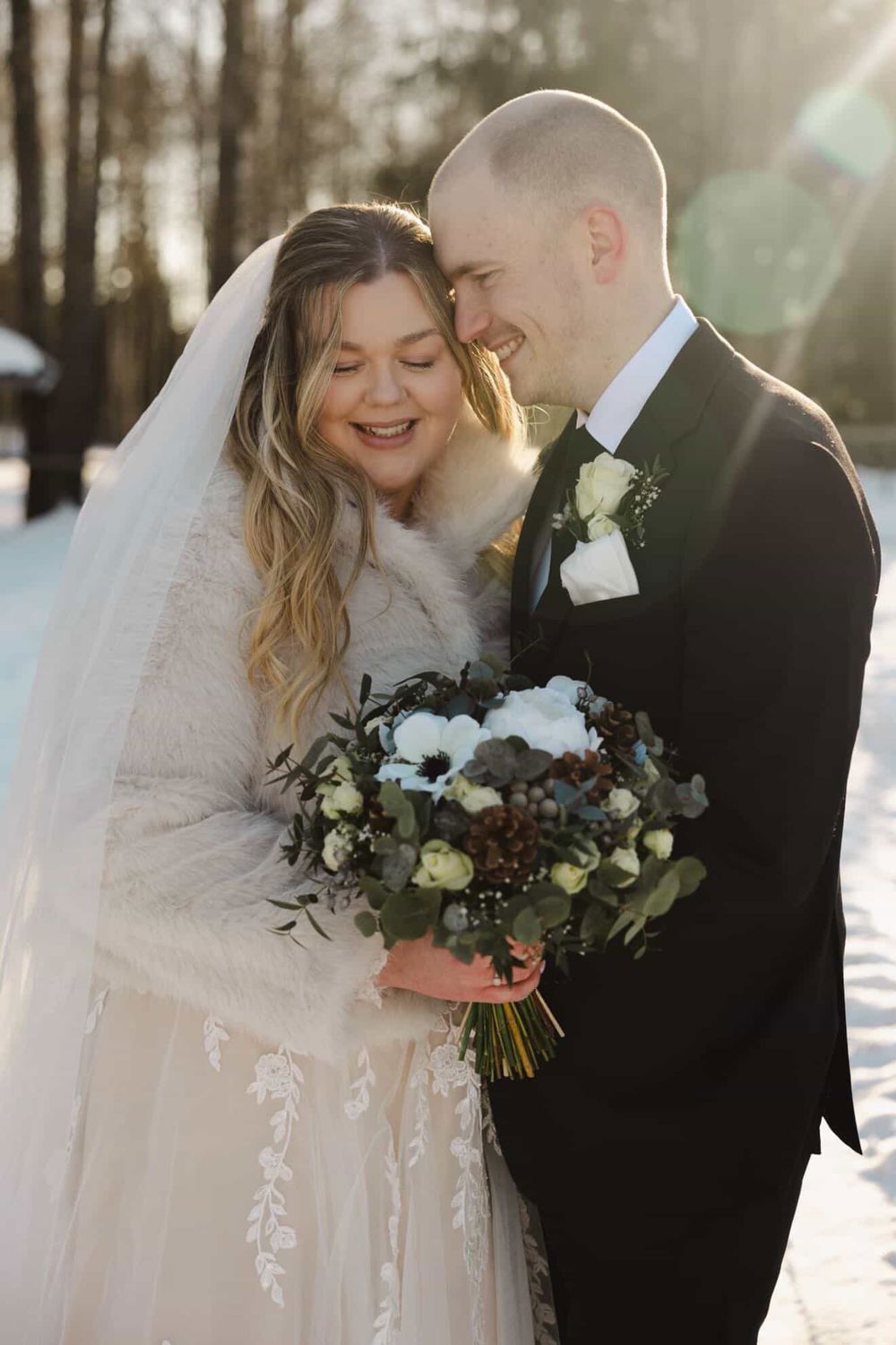 Gratulerer til det nygifte paret, Henrik og Jenny. Foto: Lydia GP Photography