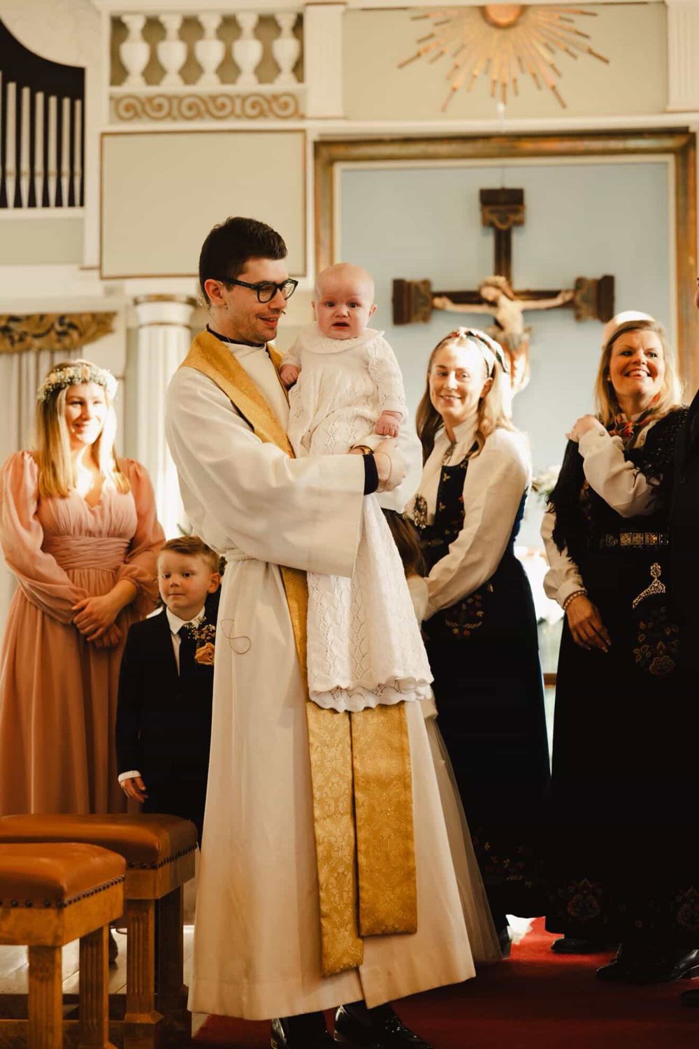 Lukas ble døpt av prest Morten i Vinger kirke. Foto: Lydia GP Photography