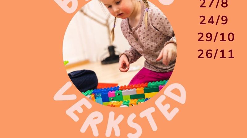 bilde av et barn som er i konsentrert leker med klosser og figurer.