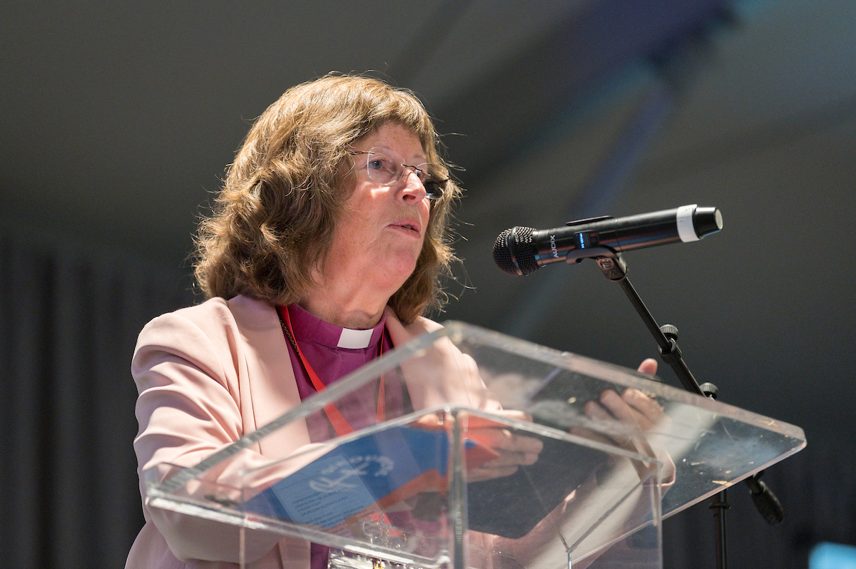 Biskop Ingeborg Midttømme på talerstolen under sentralkomitémøtet i Kirkenes verdensråd i Sør-Afrika. Foto: Albin Hillert/WCC