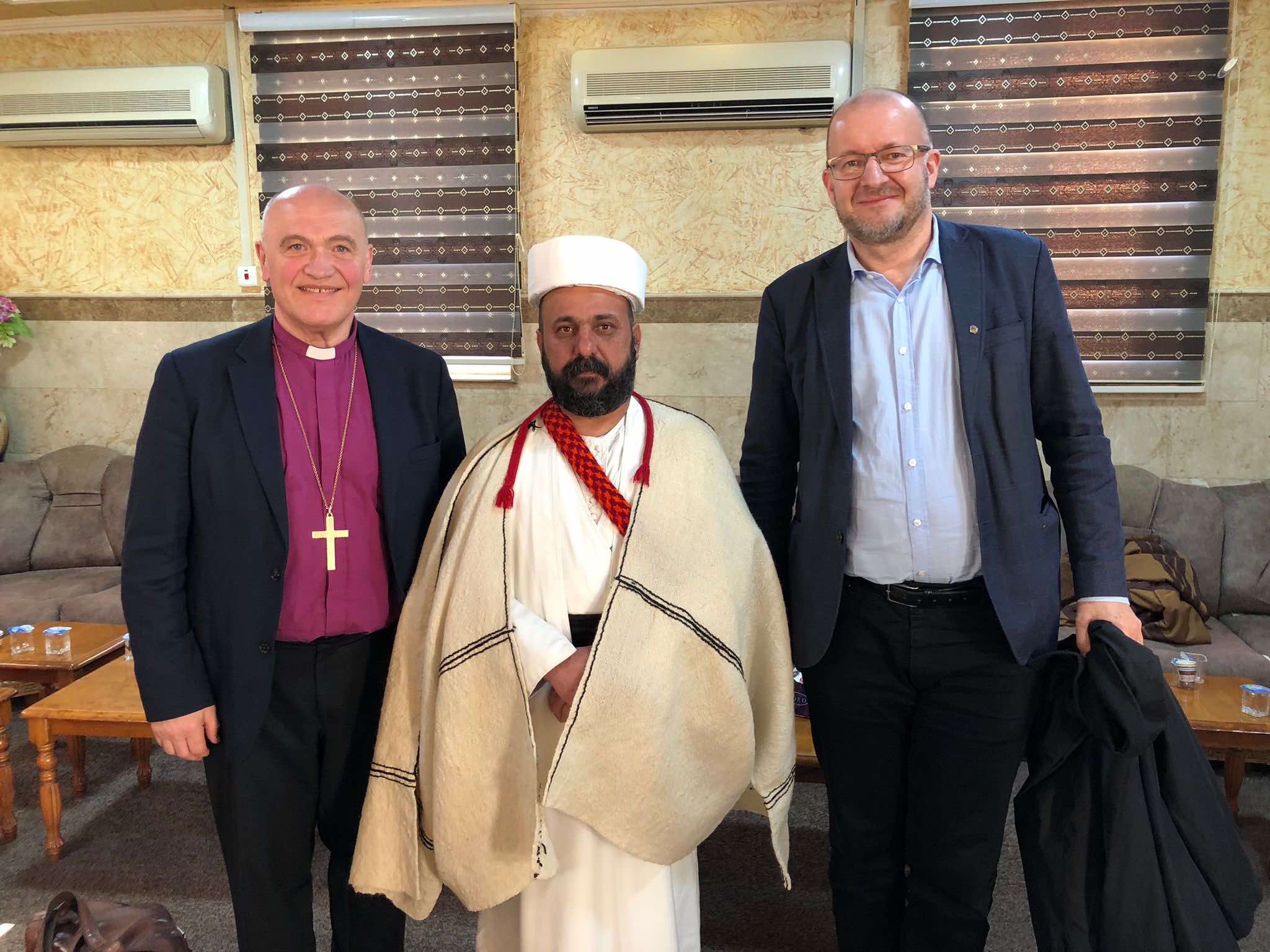  Møte med leder for jesidiene i Nord- Irak. Fra venstre: biskop Jan Otto Myrseth, jesidienes åndelige leder, Baba Sheikh og internasjonal direktør Einar Tjelle.  (Foto: privat)