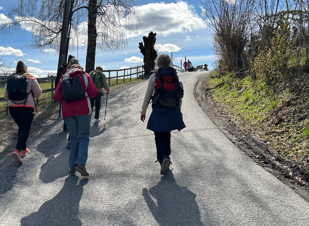 Pilegrimer i Skustadgata fra en tidligere vandring. (Foto: Knut Lundby).