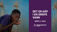 Bilde Fasteaksjonen. Bilde av afrikansk gutt som drikker vann fra kran. Lilla banner med teksten "Det er håp i en dråpe vann. Vipps til 2426 Kirkens nødhjelp actalliance"