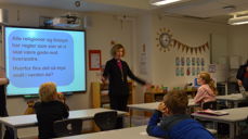 Samtalen om tro engasjerte både biskop og elever. Foto: Johannes Ek Reindal