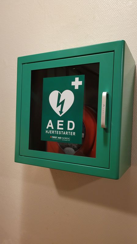 Hjertestarter på plass i Herdahlsalen