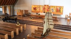 Kirkeskip og altertavle. Foto: Jan Olav Langseth