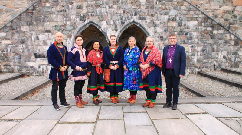 På bildet fra venstre: Svend Peder Vesterfjell, Mathis Eira, Anna Lisa Westerfjell, May Bente Jönsson, Jorunn Jernsletten, Inga Lill Sundset, Biskop Svein Valle. Foto: Kristine Aslaksdatter Siri. Den norske kirke.
