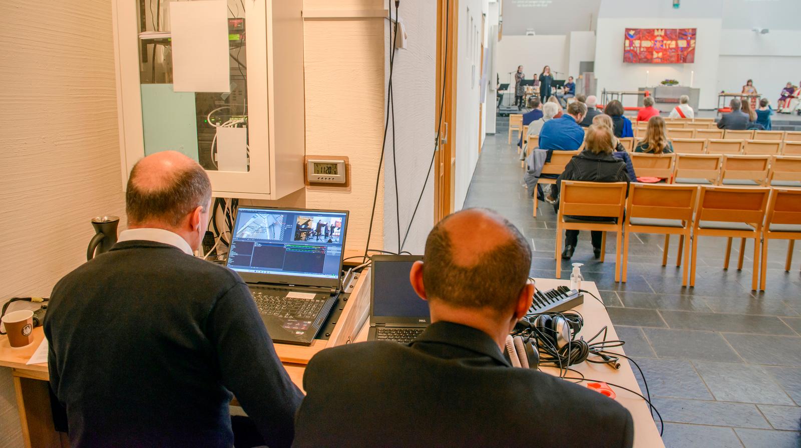Bilde av to menn som strømmer gudstjenesten