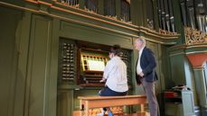 Oslo domkirke tildeles penger som skal tilrettelegge for at kirkemusikkstudenter i større grad skal få tilgang til domkirken. Her underviser ledende domkantor Kåre Nordstoga. Foto: Den norske kirke.