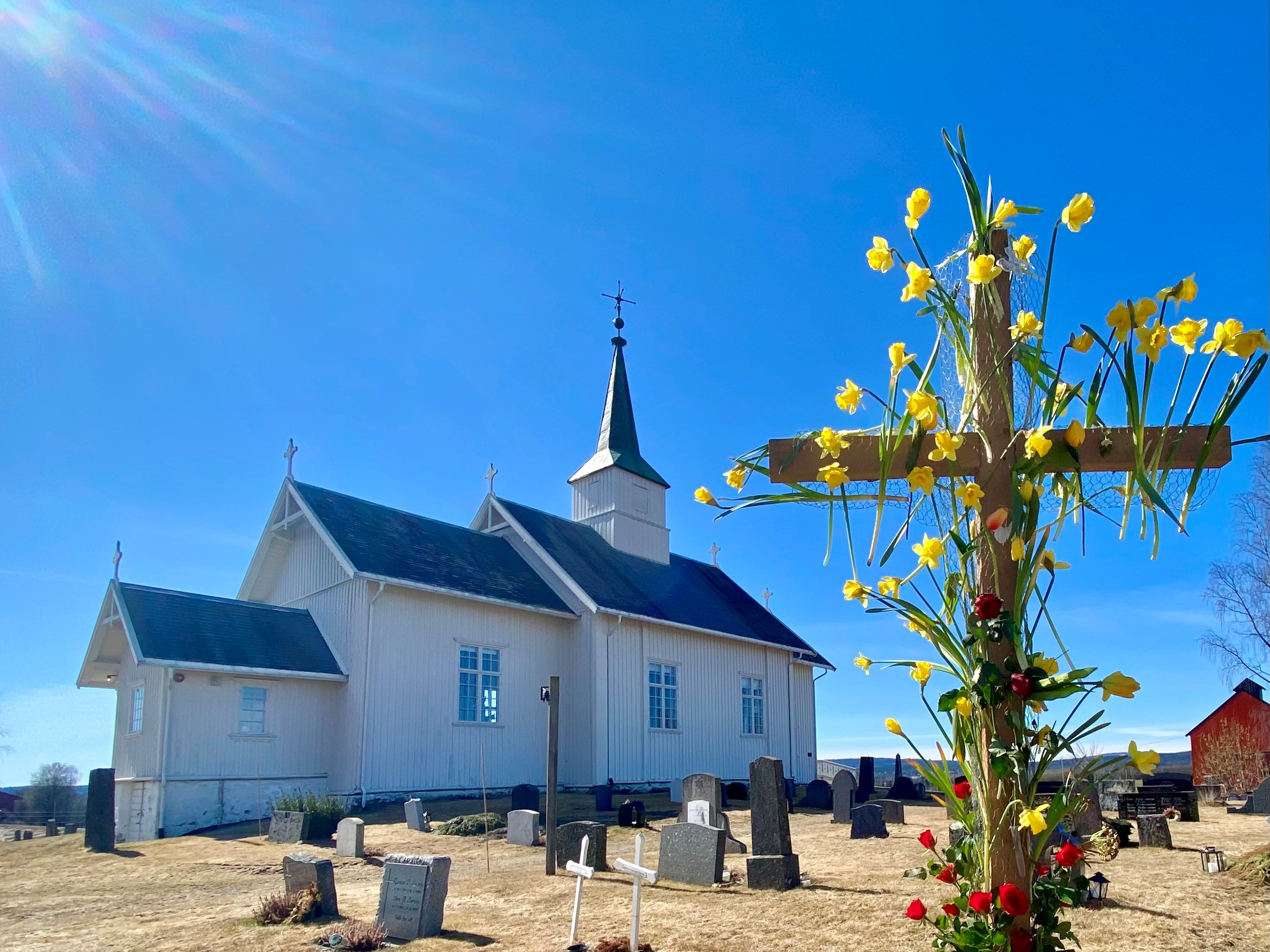Tradisjonen tro, settes påskekorset opp på Heni.