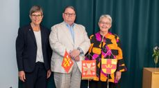 Samarbeidsavtale innan sikkerheit og beredskap vart inngått i Uppsala i Sverige denne veka. Dei administrative kyrkjeleiarane på nasjonalt nivå signerte avtalen: Ingrid Vad Nilsen, direktør i Den norske kyrkja; Pekka Huokuna, direktør i Evangelisk-lutherska kyrkan i Finland; Helén Ottosson Lovén, generalsekretær i Svenska kyrkan. Foto: Gustaf Hellsing/Ikon/Svenska kyrkan.