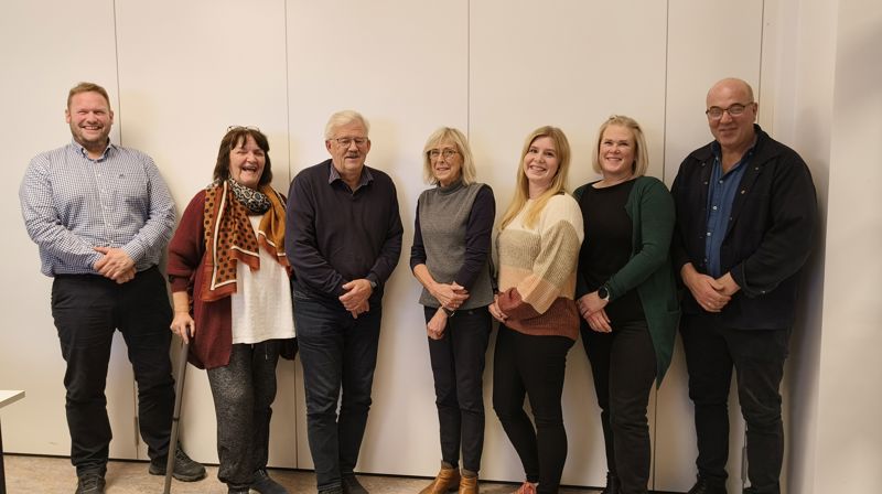 Roan menighetsråd perioden 2023 - 2027. Fv.: Erling Iversen, Brynhild S. Nilssen, Tor Nilssen, Iren Viken, nestleder Gunnhild Horvli, leder Mari Kosberg og sokneprest Einar Strøm