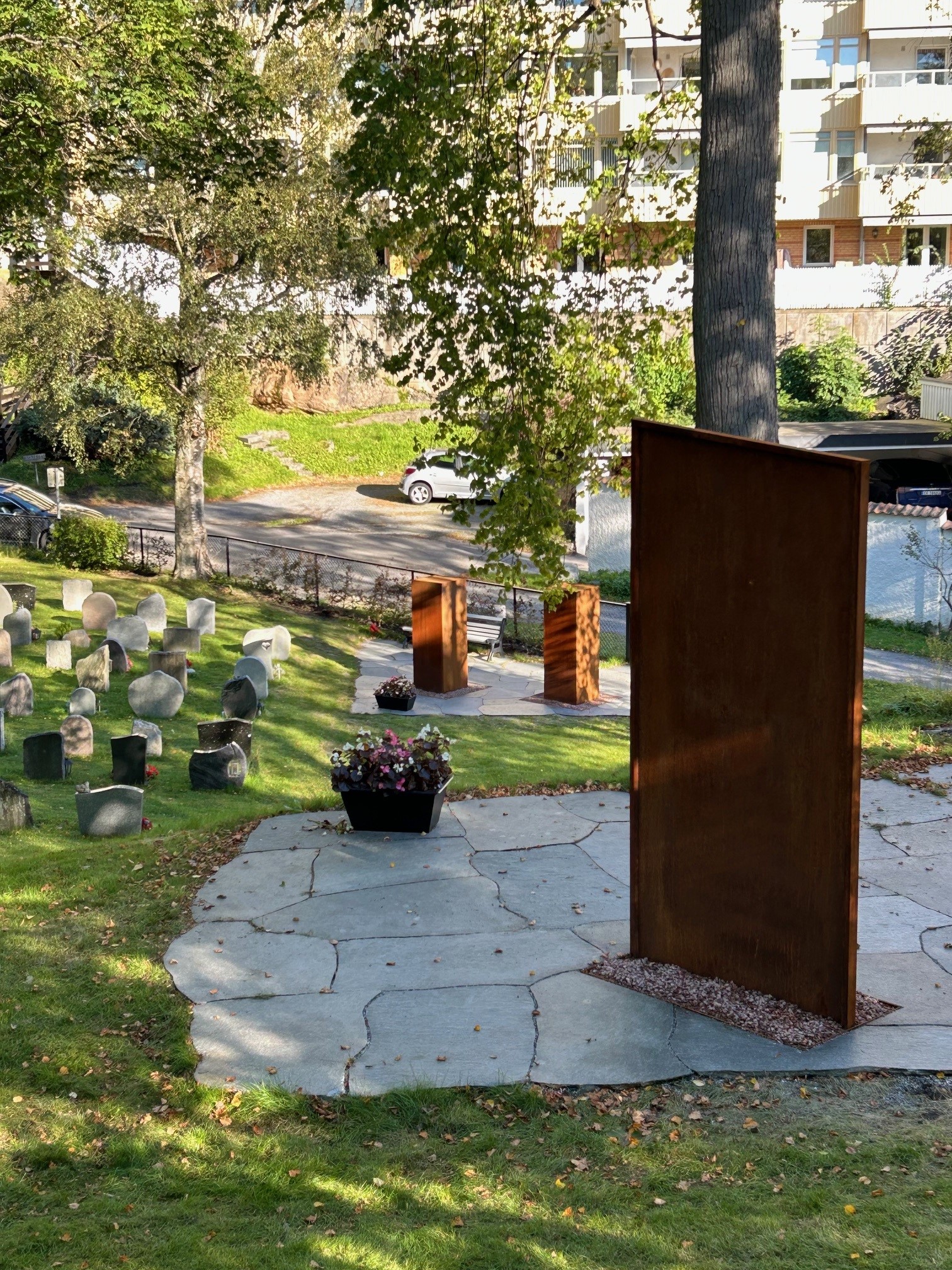 Skader på felles gravminner ved nye Navnet minnelund, Drøbak kirkegård