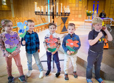 Oline, Jakob, Olaf, Attilla, Jon Kristian på Førsteklasses gudstjeneste i Nordre Trysil Kirke. Foto: Toril Storsnes