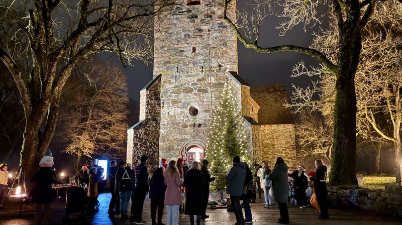 Skedsmo kirke med juletre foran