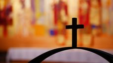 Lysglobe og altertavle i Holmen kirke. Fotograf: Norunn Edvardsen