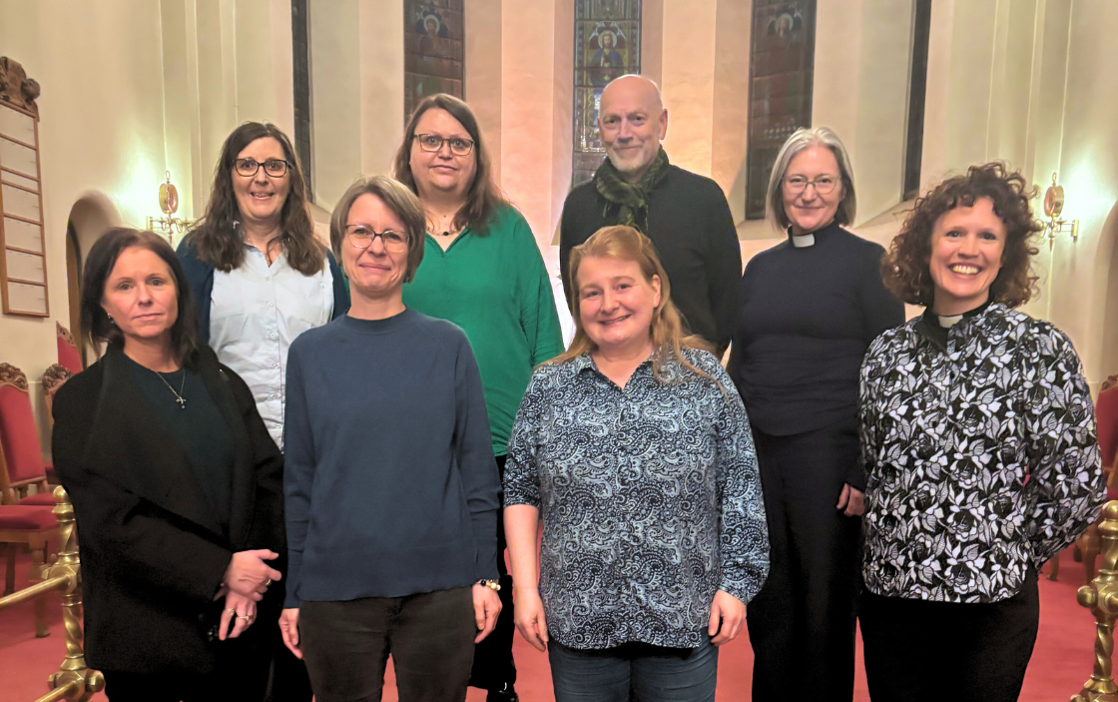 FBHO-styret i Grønland kirke, mars 2025. F.h.: Elise Gillebo Skredsvig, Anne Berit Evang, Tor Øystein Vaaland, Grete Beate Lønne, Eldrid Brekke, Hanna Barth Hake, Sissel Håve Smørvik og Elisabeth Vatn (trakk seg etter møtet). Ikke tilstede: Ingvild Aatlo, Thomas Berbom og Ingun Yri Øystese.