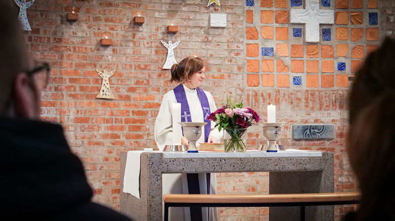 Caroline ønsker alle hjertelig velkommen til julegudstjeneste