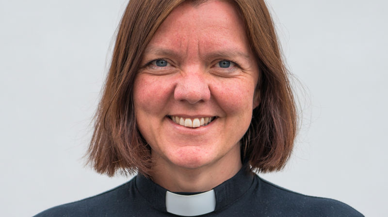 Grethe Lystad Johnsen tar turen fra bispekontoret til domkirken. Foto: Ståle Johan Aklestad