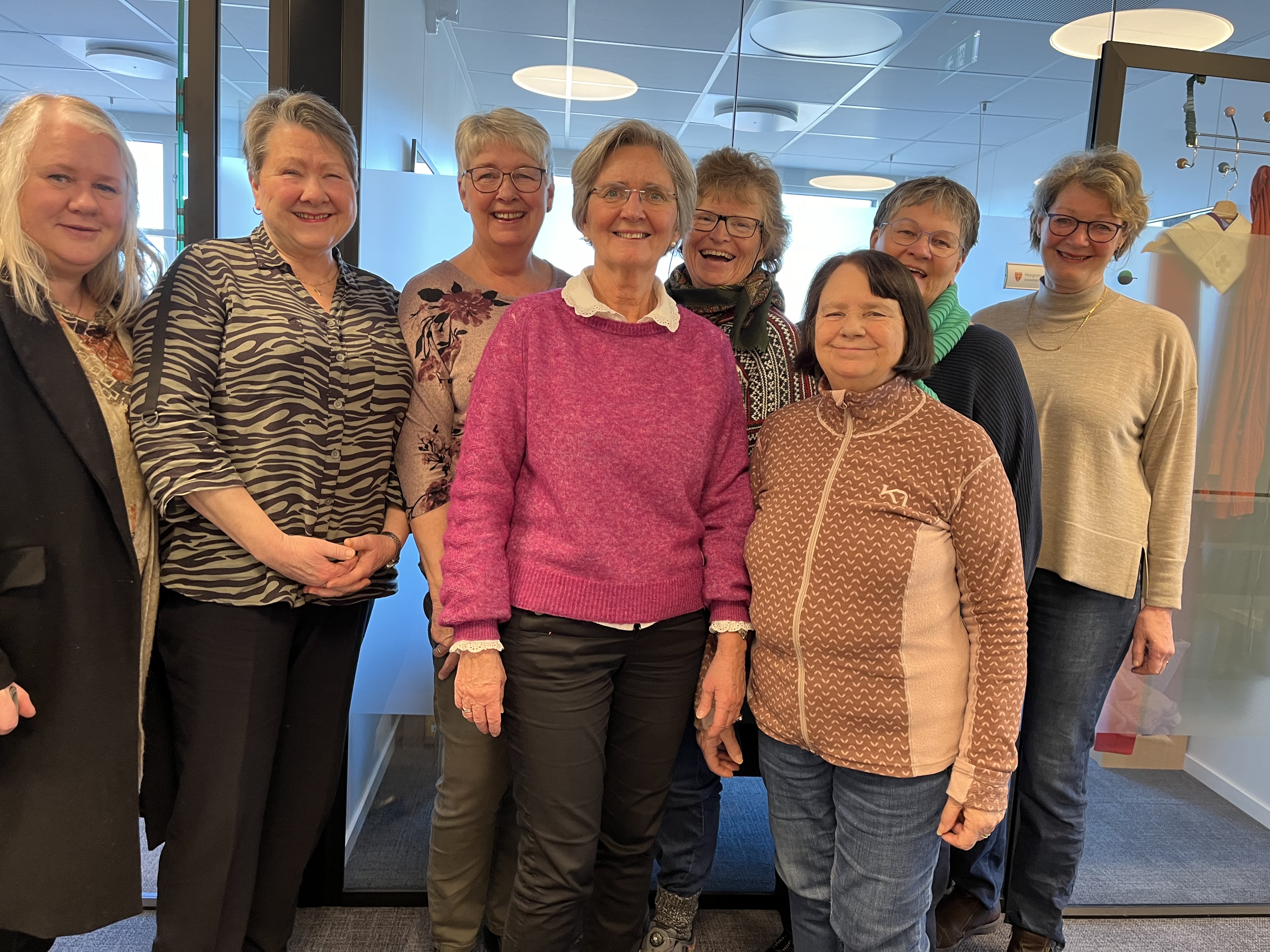 Komiteen for kvinnenes internasjonale bønnedag i Halden.  Fra venstre: Rebecca Askevold og Kirsti Andreassen fra Frelsesarmeen, Bjørg Torptangen fra Metodistkirken, Berit Øksnes fra Den norske kirke ( Dnk ), Kjersti Gulli Petersen fra Frikirken, Sheila Carlsen fra Tabernaklet, Aase Holtan fra Normisjon og Marita Nøvik fra Den norske kirke.