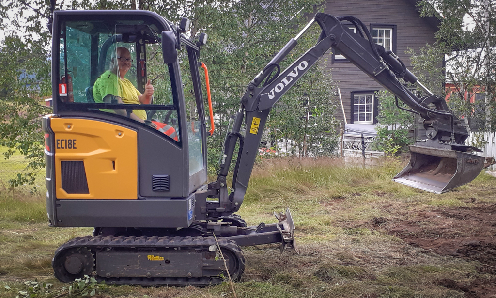 Bjørn Agnar Hiimainen Purainen på gravemaskin. Foto: Bjørg-Edith Enger