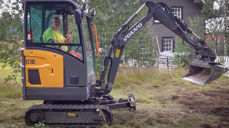Bjørn Agnar Hiimainen Purainen på gravemaskin. Foto: Bjørg-Edith Enger