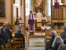 Prostiprest Ole-Jonny Kleveland Lomme åpnet sørgegudstjenesten i en fullsatt Torpo kirke i dag. Foto: Tor Folgerø/Hallingdølen / NTB 