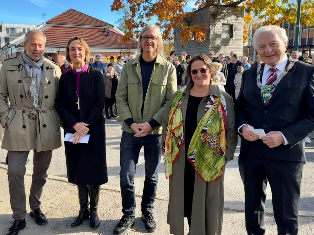 F.v. leder i Biskop Roses stiftelse Arve Juritzen, biskop i Borg Kari Alvsvåg, kommunedirektør Daniel Berg-Hansen, kunstner Merete Sejersted Bødtker og ordfører Karl Arne Johannessen Foto: Dagrun Agnete Ødegaard