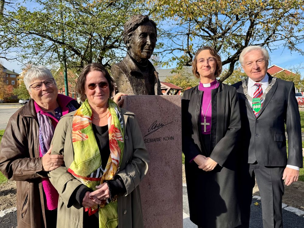 F.v. Roses ektefelle Susanne Sønderbo, kunstner Merete Sejersted Bødtker, biskop Kari Alvsvåg og ordfører Karl Arne Johannessen. Foto: Dagrun Agnete Ødegaard