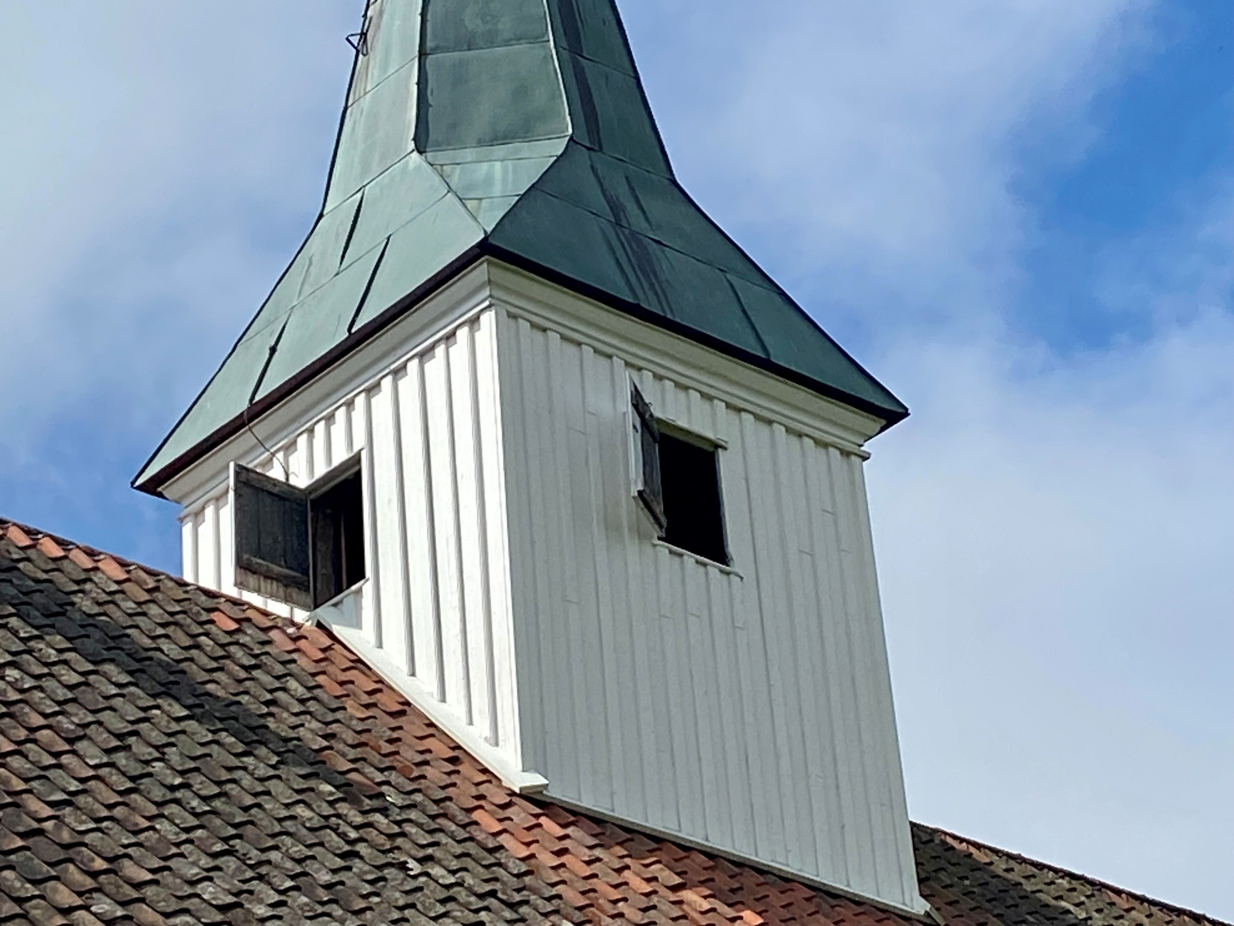 Ut gjennom gluggene i tårnrytteren på Skoger gamle kirke kan man igjen høre lyden av kirkeklokker. I alle fall den ene av to. 