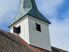 Ut gjennom gluggene i tårnrytteren på Skoger gamle kirke kan man igjen høre lyden av kirkeklokker. I alle fall den ene av to. 