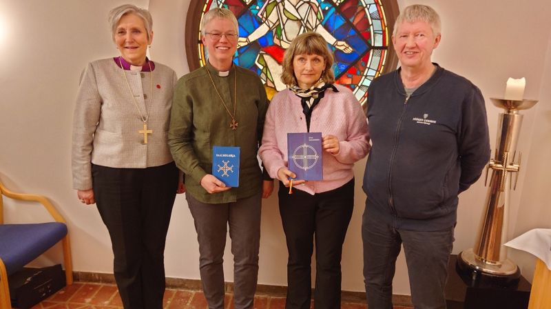 Fra venstre: Biskop Herborg Finnset, sykehusdiakon Namsos sykehus Astrid Bergsli, leder for seksjon Læring og mestring i HNT Ann Kathrin Hagen Røstad og diakoniarbeider Saemien Åålmege Bertil Jønsson.  (fotobyline) Foto: Svein H. Karlsen