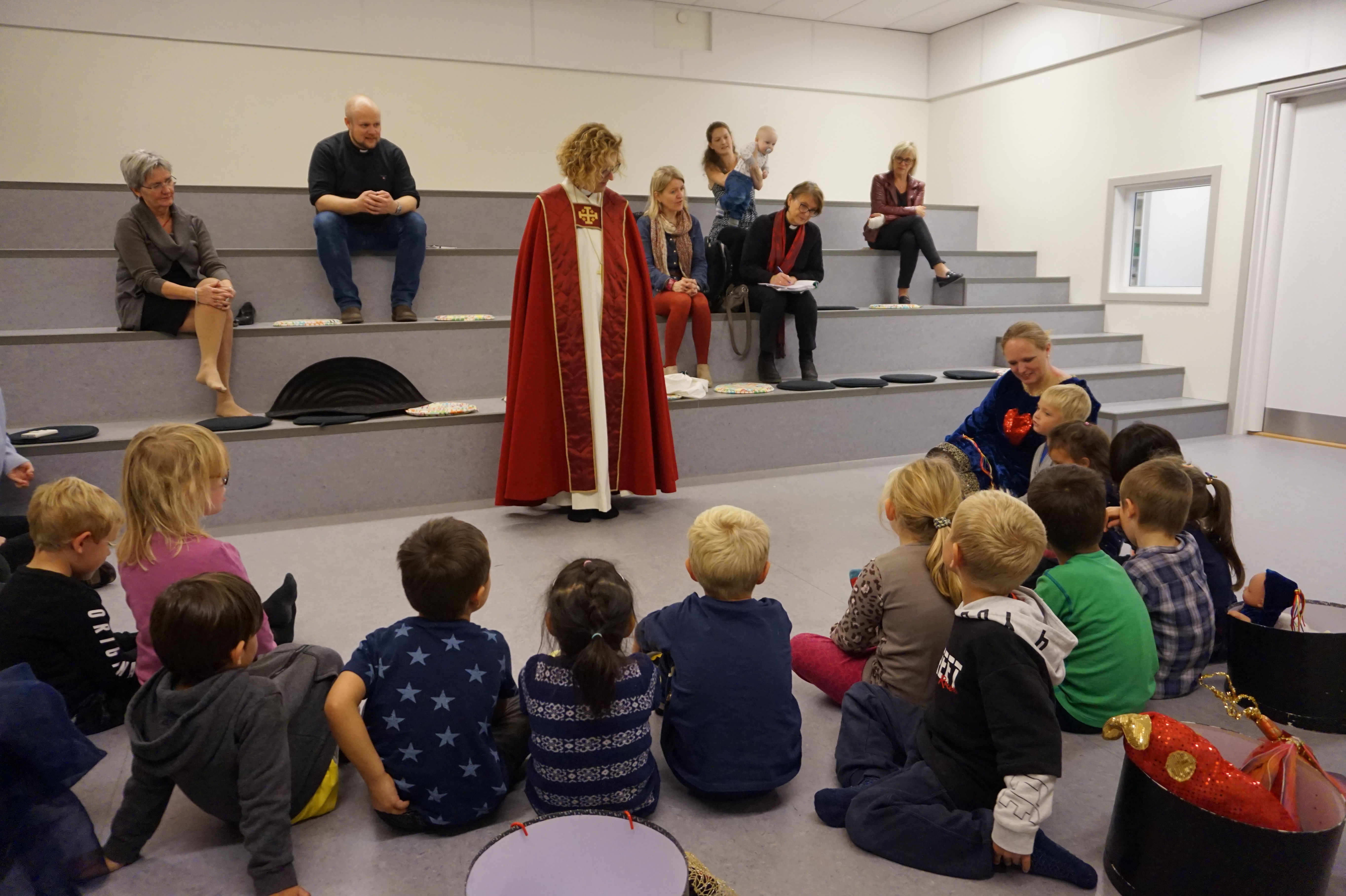 Barna i Kistefossdammen barnehage følger spent med når biskop Veiteberg stiller opp i full bispekåpe.