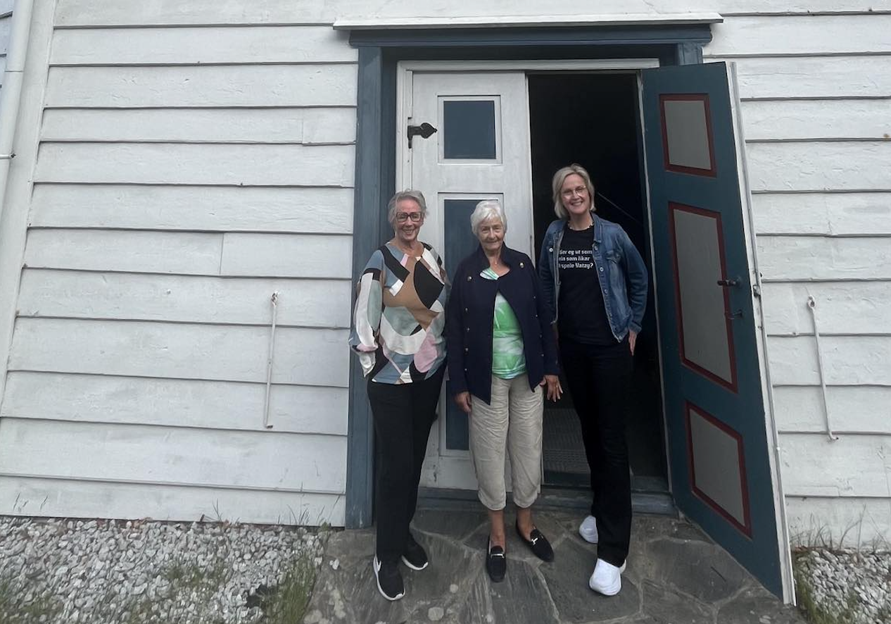 Tre av dei frivillige kyrkjevertane (f.v.) Sølvi Nykrem, Wenche Thomsen Kleppe og Monika Haanes Waagan gler seg til å opne kyrkja for besøkande i sommar.