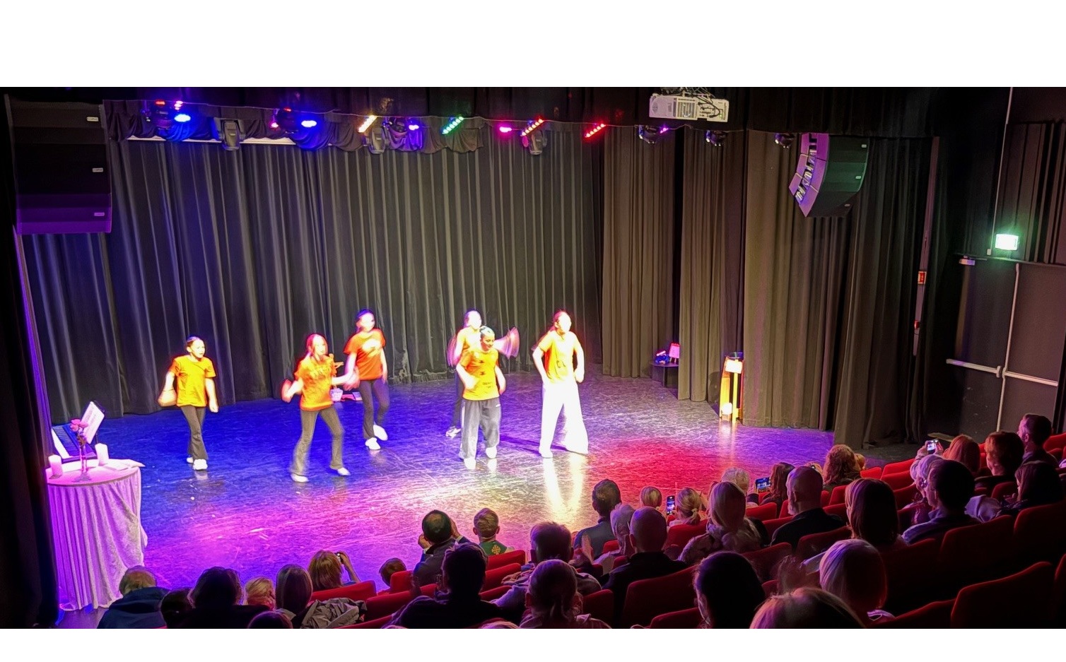 Dansegudstjeneste i Enebakk kultursal - SubUrban dansedager 2025. Foto: Dag Trygve Baraldsnæs-Henriksen