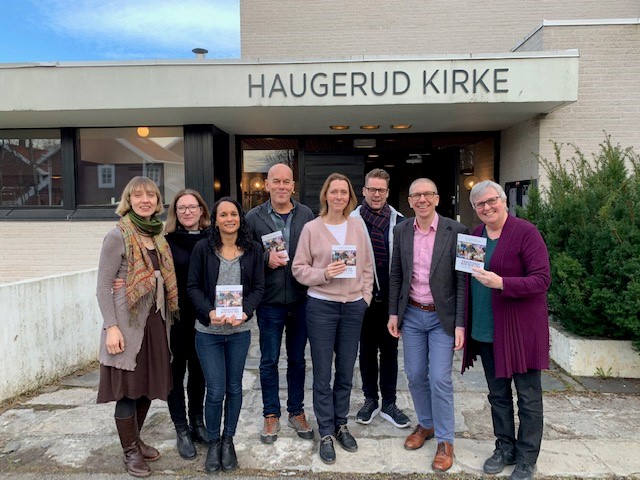 Fra venstre: Signe Myklebust (integreringsdiakon i Drammen og menighetsdiakon i Fjell/Drammen), Anne-Berit Evang (prest Grorud menighet), Sarai Tormes Mathisen (diakon Høybråten/Fossum/Stovner menighet), Kjerstin Jensen (sokneprest Hauketo/Prinsdal menighet), Ole-Jørgen Andersen (diakon Paulus menighet), Øivind Stabrun (prost, Groruddalen prosti), Carsten Schuerhoff (sokneprest Østre Aker/Haugerud menighet), Eleanor Brenna (diakon og prosjektleder FBHO). Prestene Silje Kivle Andreassen (Holmlia menighet) og Desalegn Mengesha Ayana (Ellingsrud/Furuset menighet) var ikke tilstede.