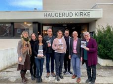 Fra venstre: Signe Myklebust (integreringsdiakon i Drammen og menighetsdiakon i Fjell/Drammen), Anne-Berit Evang (prest Grorud menighet), Sarai Tormes Mathisen (diakon Høybråten/Fossum/Stovner menighet), Kjerstin Jensen (sokneprest Hauketo/Prinsdal menighet), Ole-Jørgen Andersen (diakon Paulus menighet), Øivind Stabrun (prost, Groruddalen prosti), Carsten Schuerhoff (sokneprest Østre Aker/Haugerud menighet), Eleanor Brenna (diakon og prosjektleder FBHO). Prestene Silje Kivle Andreassen (Holmlia menighet) og Desalegn Mengesha Ayana (Ellingsrud/Furuset menighet) var ikke tilstede.