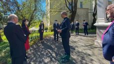 Påtroppende preses Olav Fykse Tveit i samtale med ambassadør Nam Young-Sook fra Sør-Korea. På grunn av smittevern, ble det brukt munnbind under seremonien. Foto: Den norske kirke.