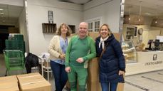 I Søgne og Songdalen deles det ut rundt 100 matkasser. Den norske kirke samarbeider med Kiwi, Frivillighetssentralen og Lions. Fra venstre: Aud Urdal fra Frivillighetssentralen, Svein Arild Vilhelmsen fra Kiwi og Astrid Aasen som er diakon i menigheten.