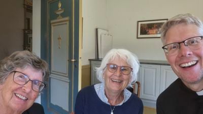 Komiteen ved leder Hæge Jansson, sekretær Anne Berit Brandvold og sokneprest Bent Erik Hodnebrog. Foto: Kantor Trond Gilberg.