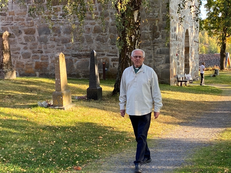 Eivind Sørum guider i Søsterkirkene. 